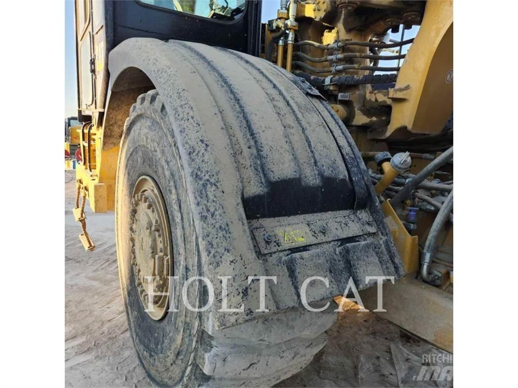 CAT 621K Skrēperi