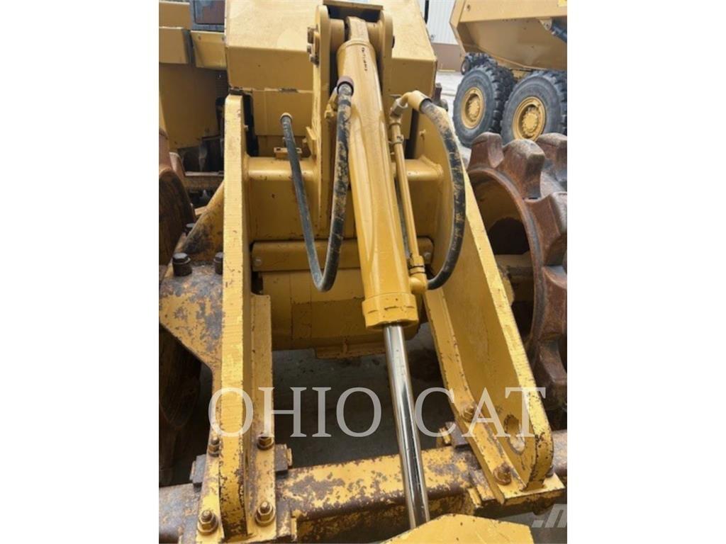 CAT 815F2 Riteņu buldozeri