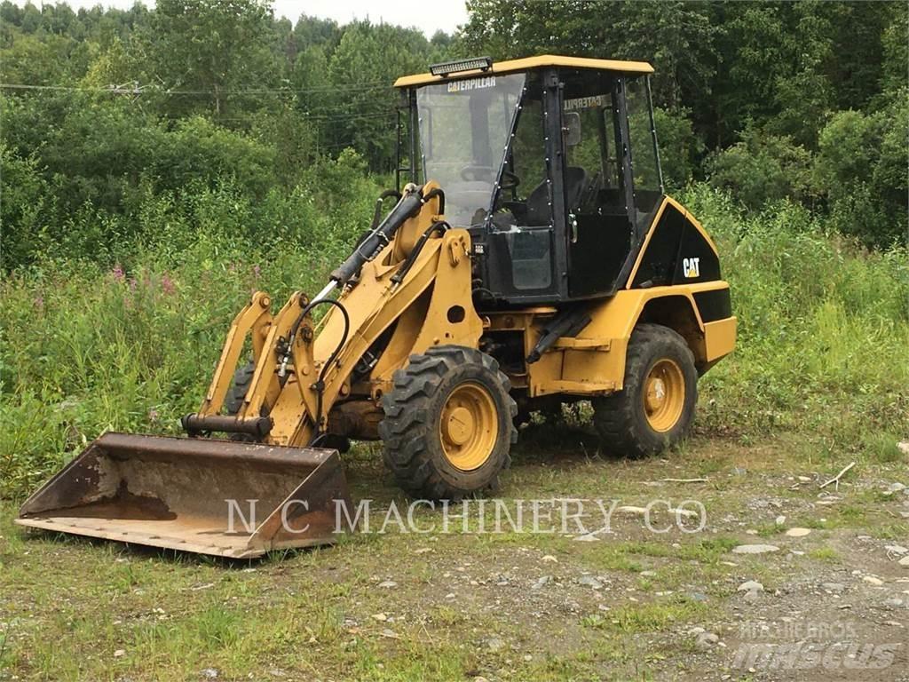CAT 902 Iekrāvēji uz riteņiem
