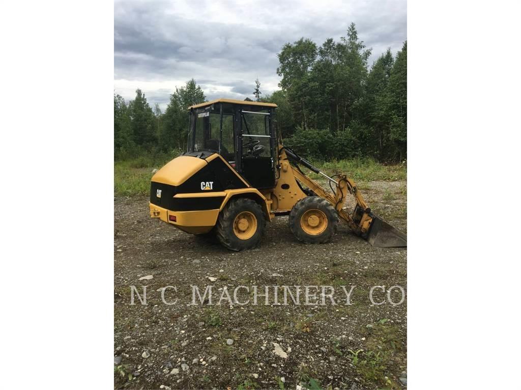 CAT 902 Iekrāvēji uz riteņiem