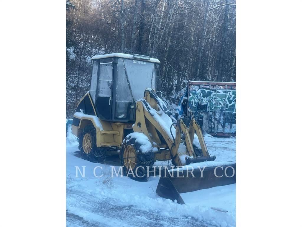CAT 902 Iekrāvēji uz riteņiem