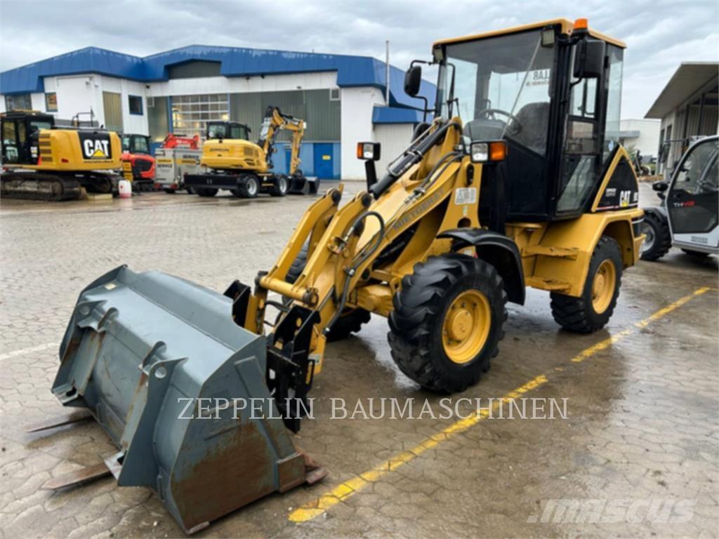 CAT 902 Iekrāvēji uz riteņiem