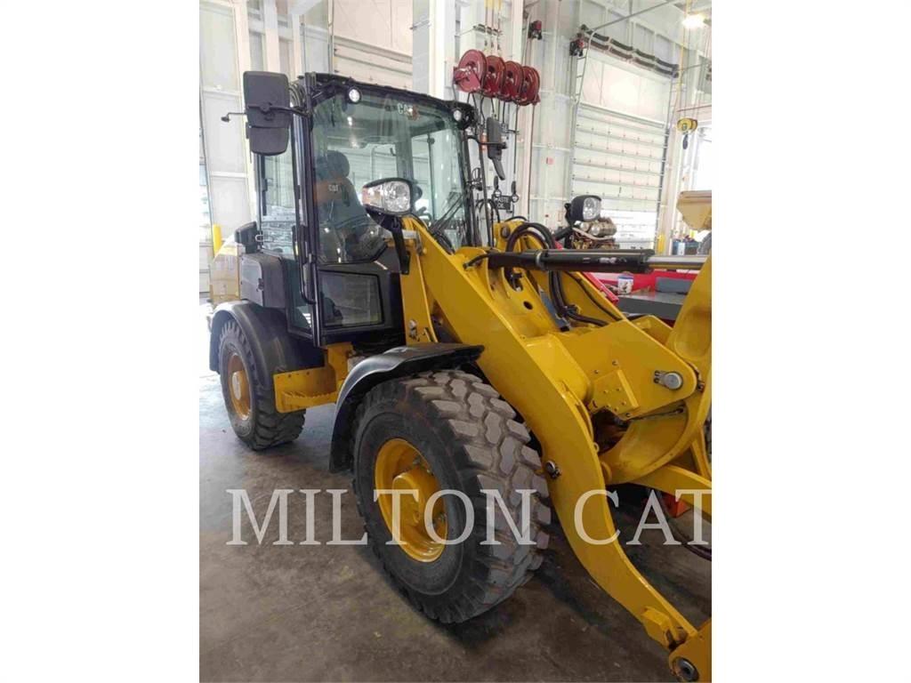 CAT 906 Iekrāvēji uz riteņiem
