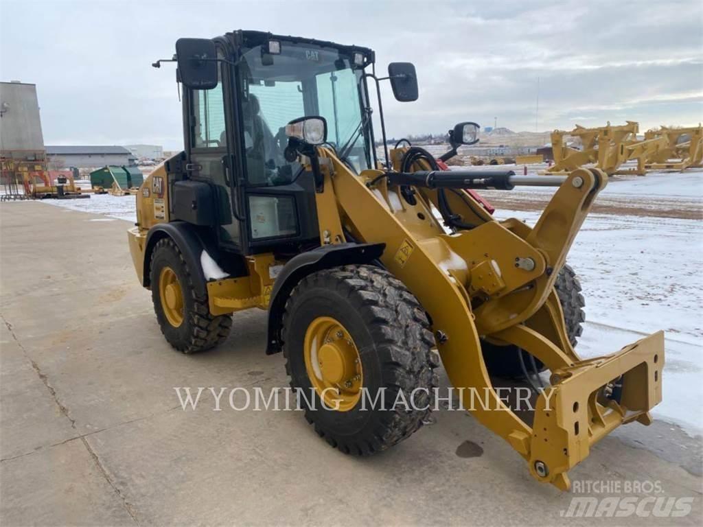 CAT 906 Iekrāvēji uz riteņiem