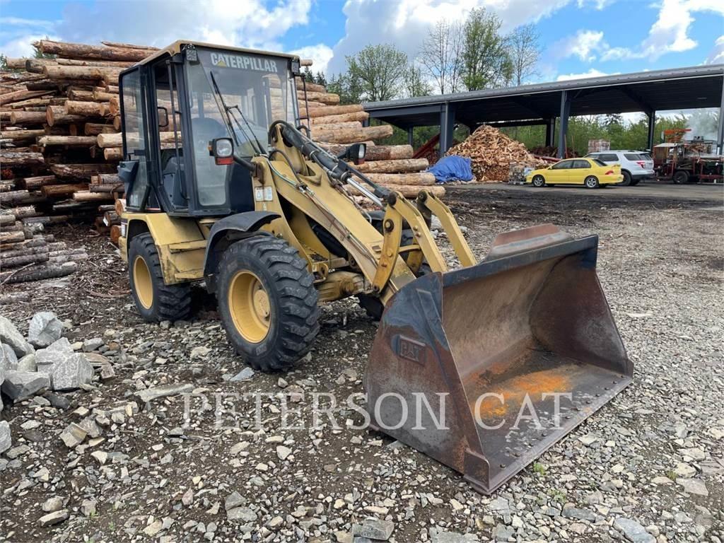 CAT 906 Iekrāvēji uz riteņiem