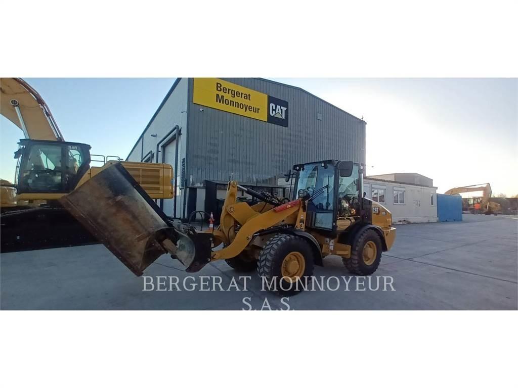 CAT 906 Iekrāvēji uz riteņiem