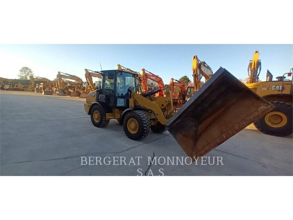 CAT 906 Iekrāvēji uz riteņiem