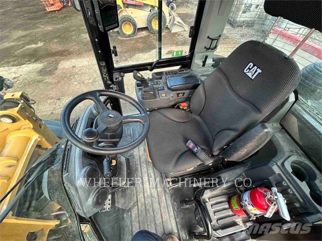 CAT 906 Iekrāvēji uz riteņiem