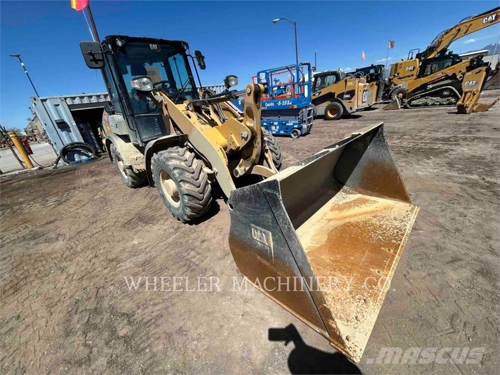 CAT 906 Iekrāvēji uz riteņiem