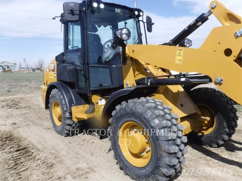 CAT 906 Iekrāvēji uz riteņiem