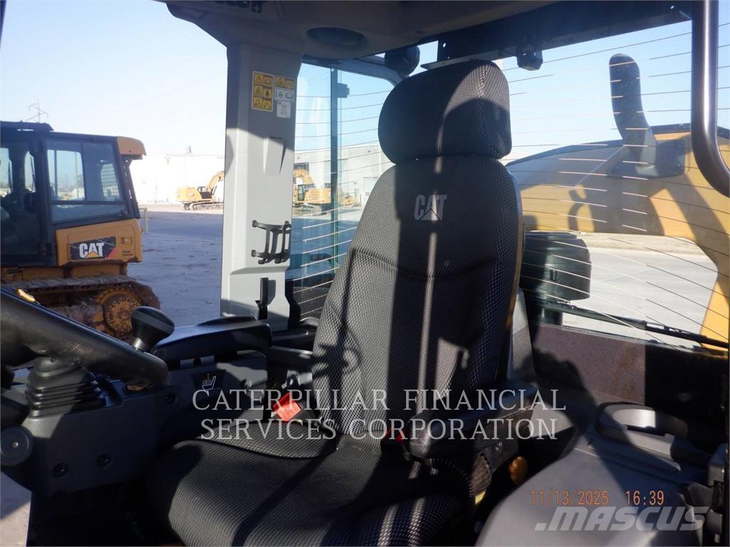 CAT 906-14 Iekrāvēji uz riteņiem