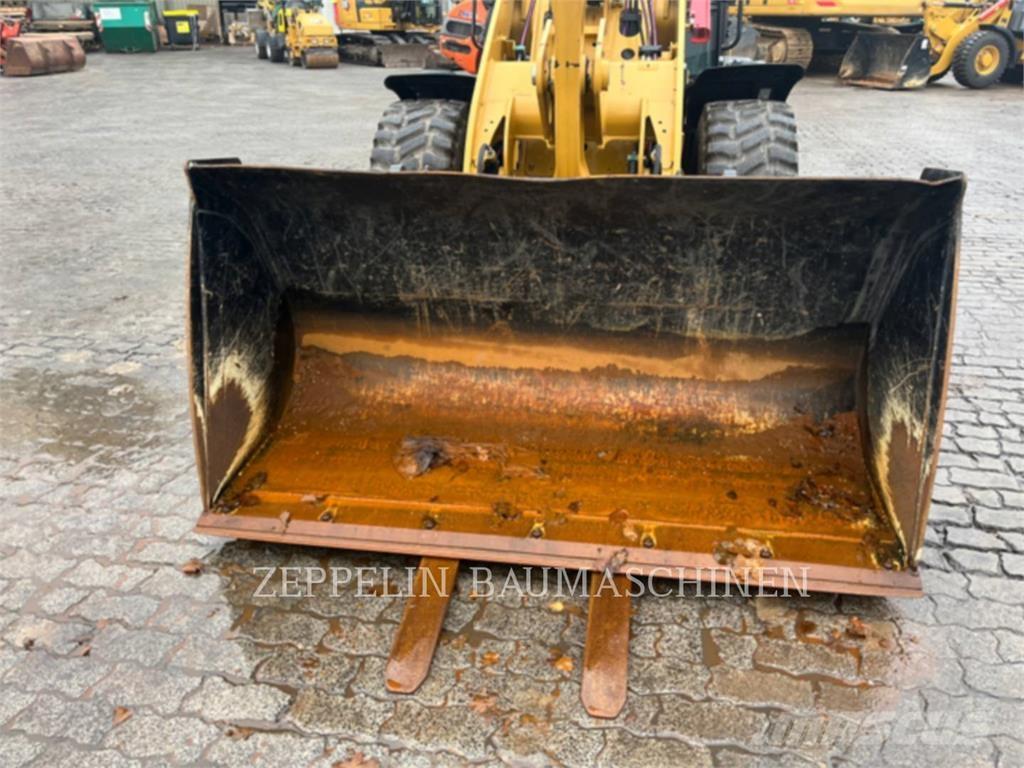 CAT 906-14 Iekrāvēji uz riteņiem