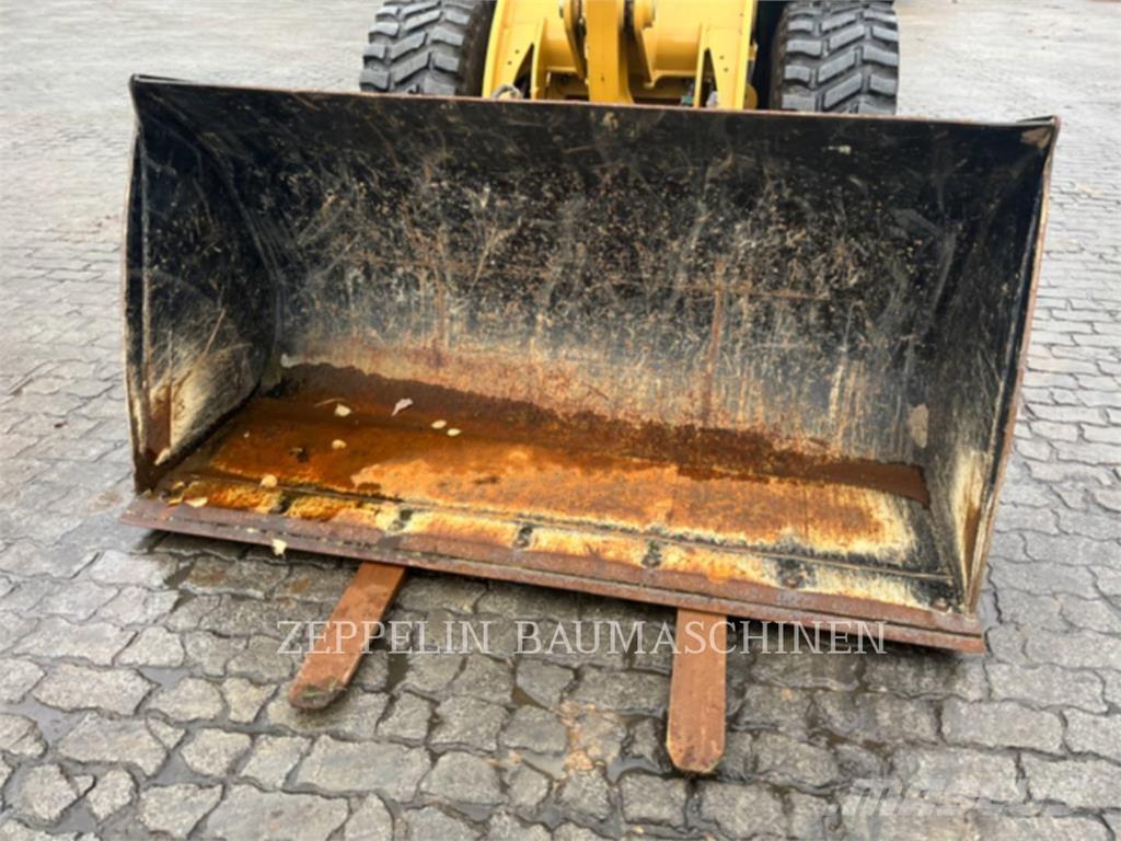 CAT 906-14 Iekrāvēji uz riteņiem