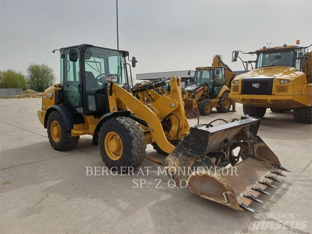 CAT 906 M Iekrāvēji uz riteņiem