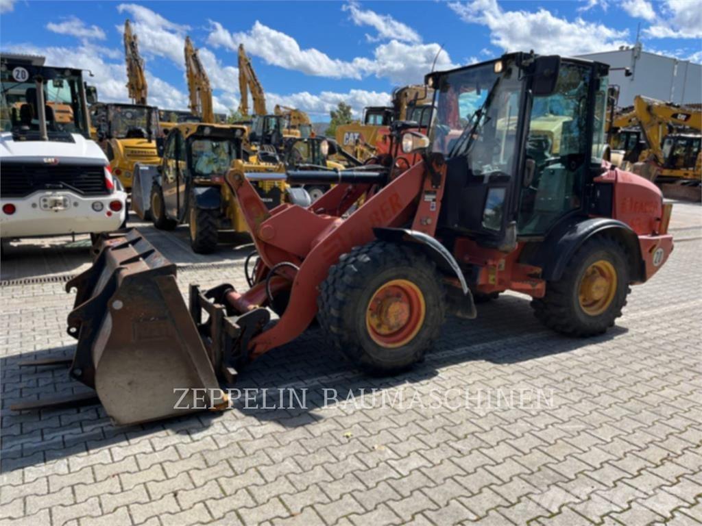 CAT 906H Iekrāvēji uz riteņiem