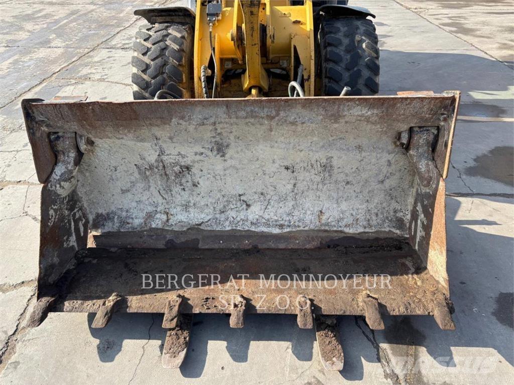 CAT 906H2 Iekrāvēji uz riteņiem