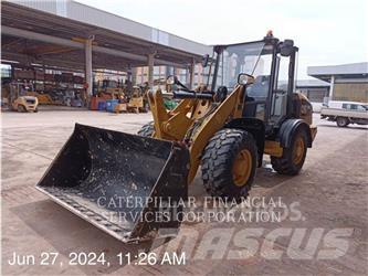 CAT 906K Iekrāvēji uz riteņiem