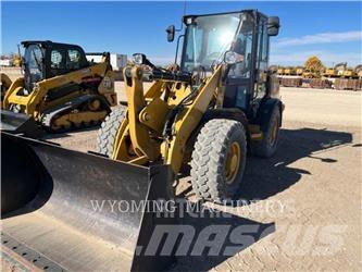 CAT 906M Iekrāvēji uz riteņiem