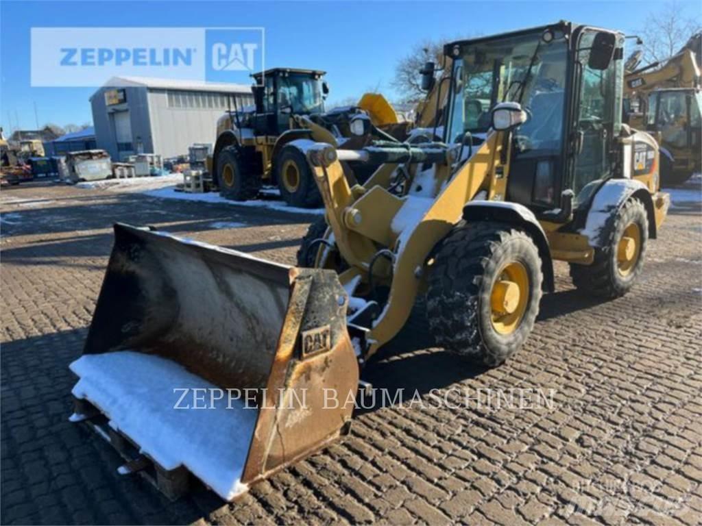 CAT 906M Iekrāvēji uz riteņiem