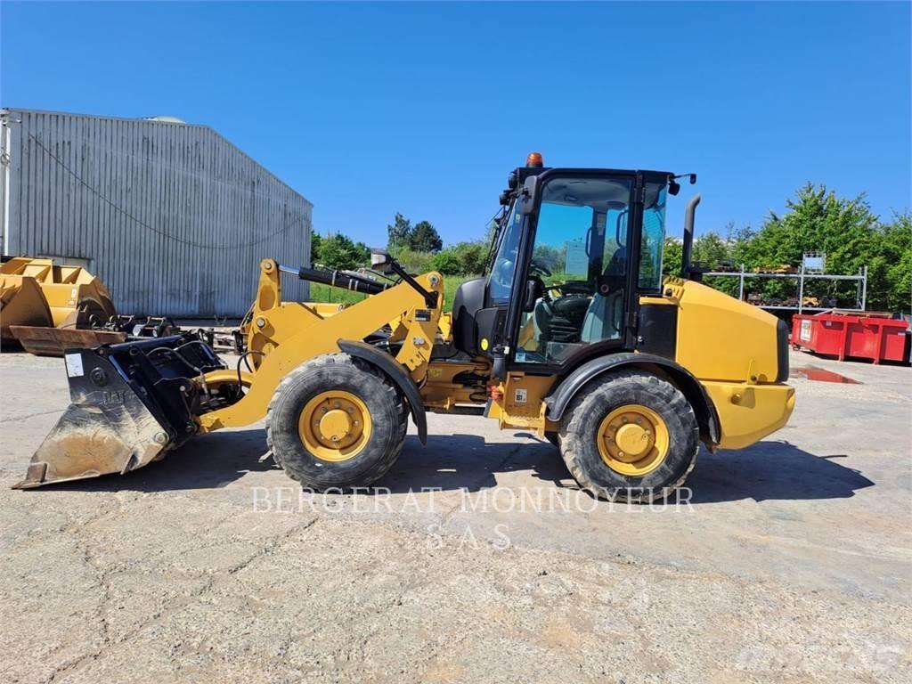 CAT 906M Iekrāvēji uz riteņiem