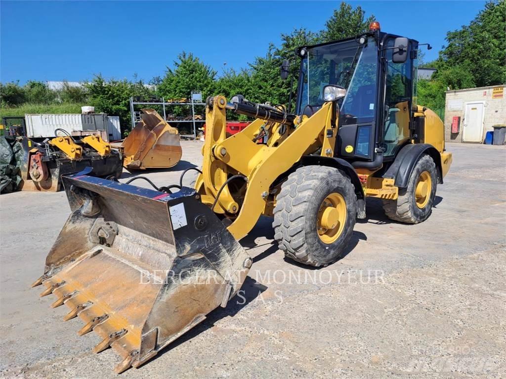 CAT 906M Iekrāvēji uz riteņiem