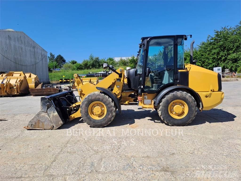 CAT 906M Iekrāvēji uz riteņiem