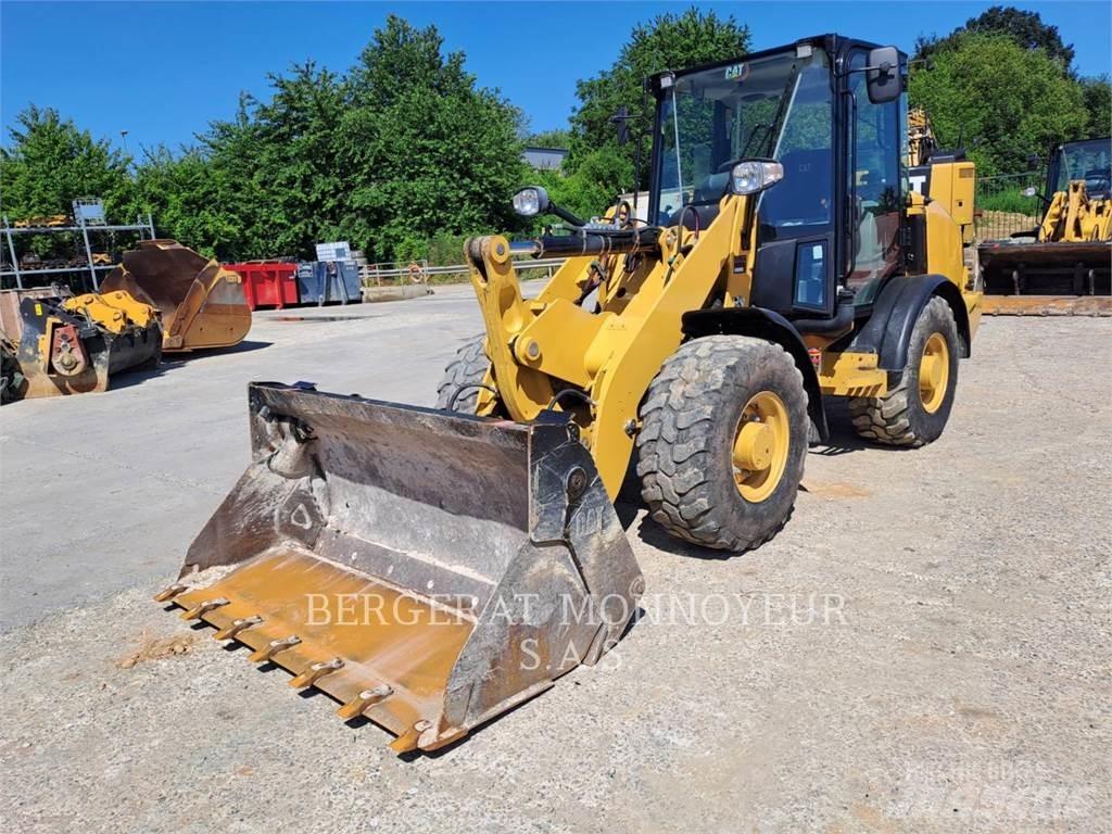 CAT 906M Iekrāvēji uz riteņiem