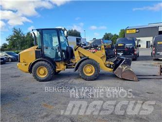 CAT 906M Iekrāvēji uz riteņiem