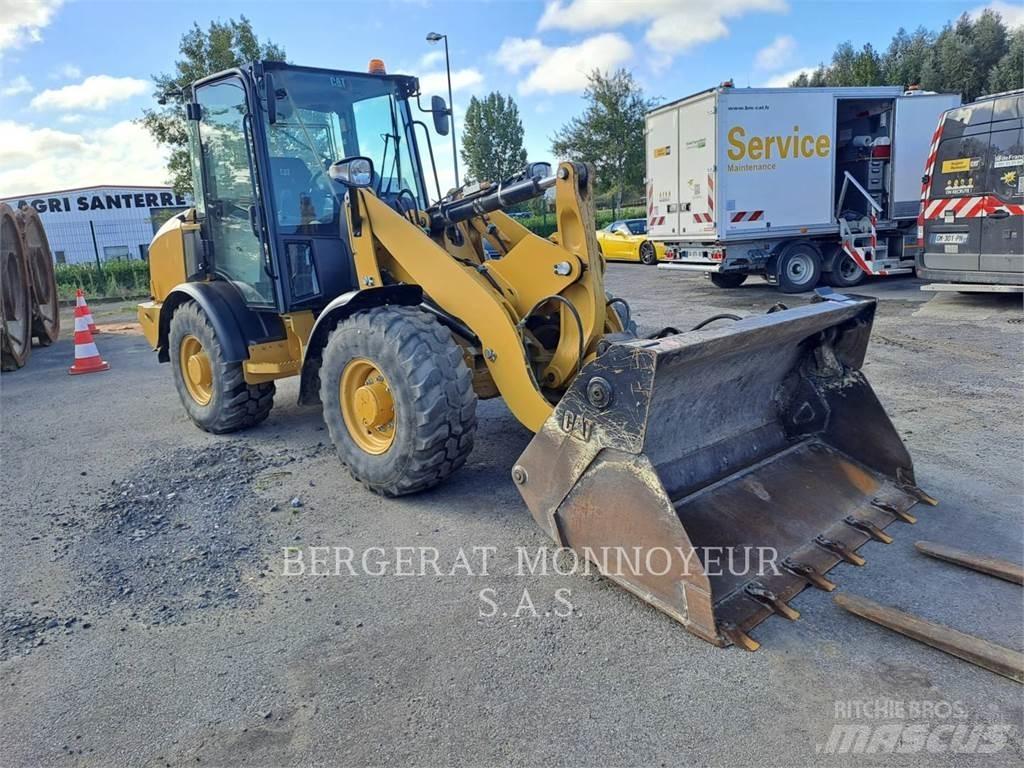 CAT 906M Iekrāvēji uz riteņiem