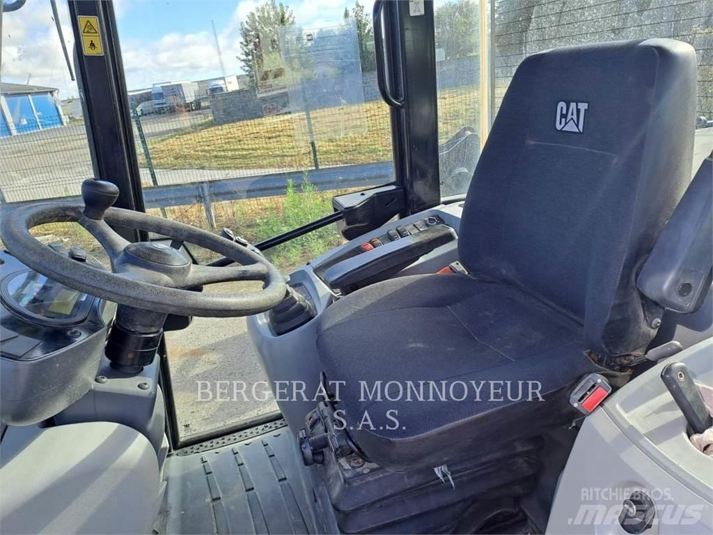 CAT 906M Iekrāvēji uz riteņiem