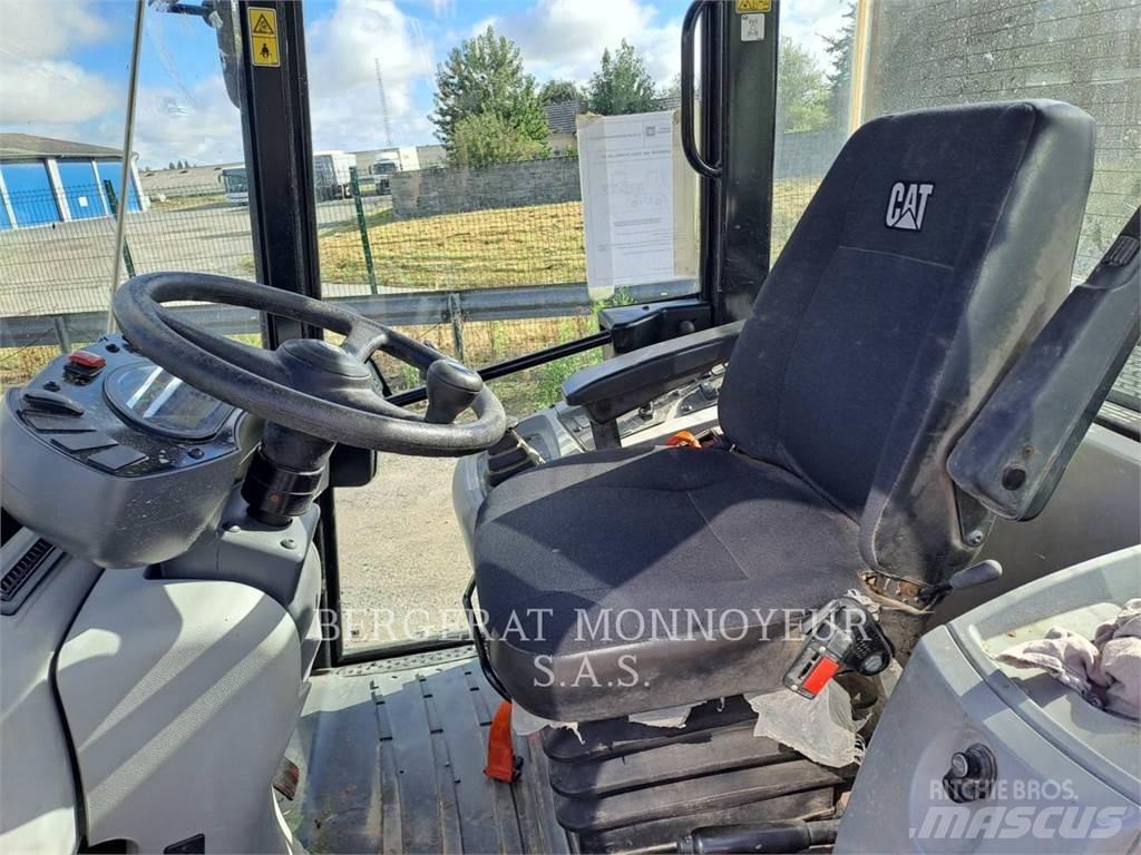 CAT 906M Iekrāvēji uz riteņiem