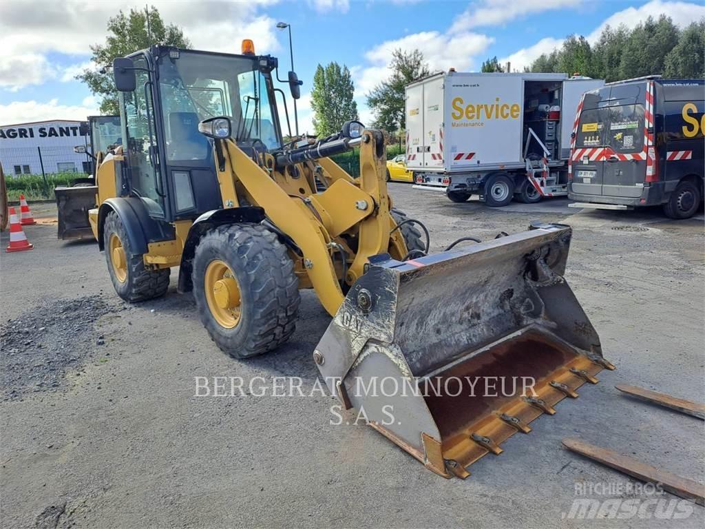 CAT 906M Iekrāvēji uz riteņiem
