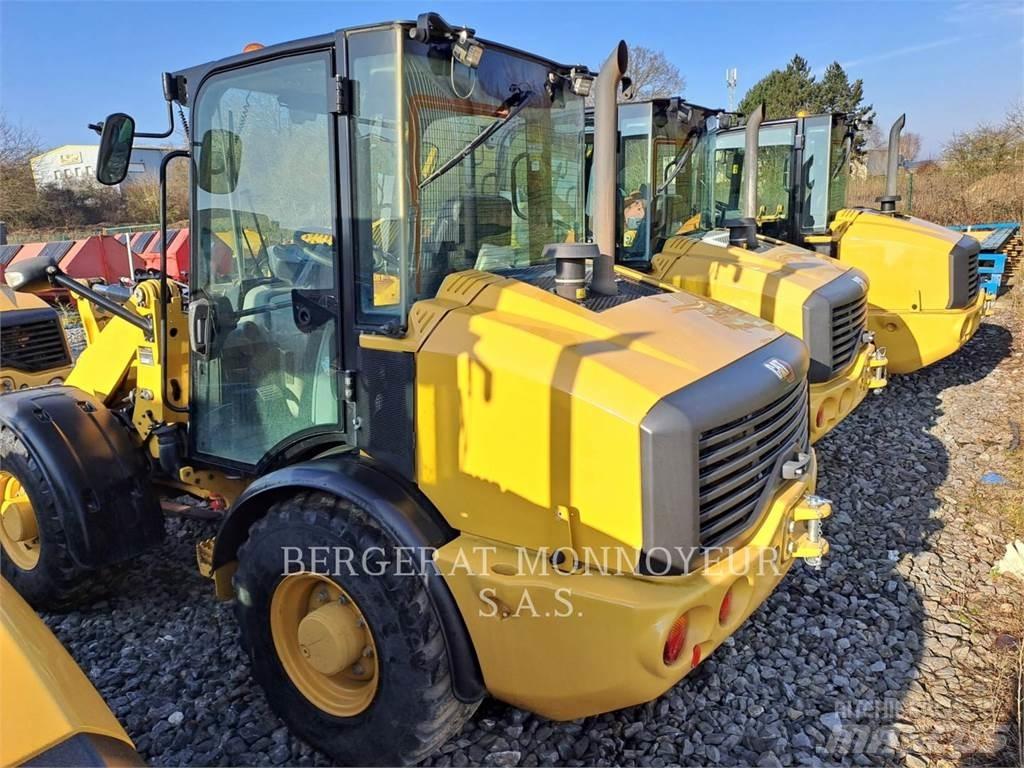 CAT 906M Iekrāvēji uz riteņiem