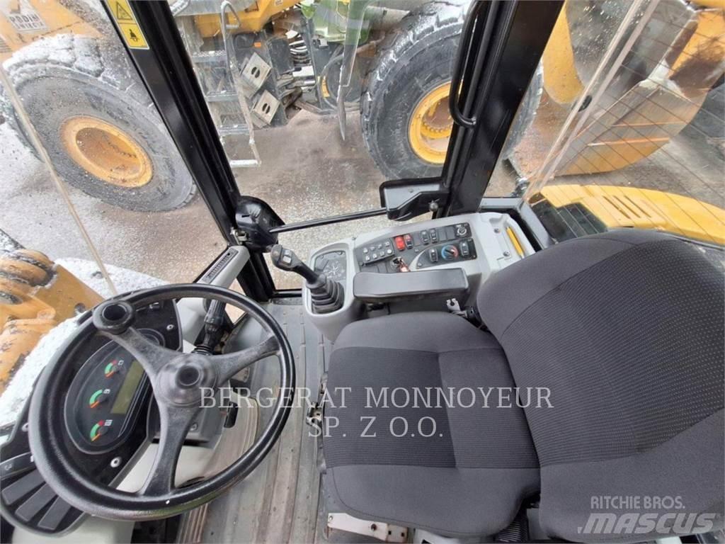 CAT 906M Iekrāvēji uz riteņiem