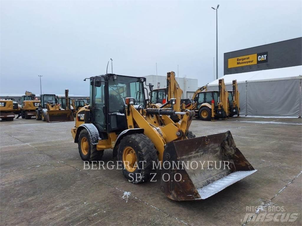 CAT 906M Iekrāvēji uz riteņiem