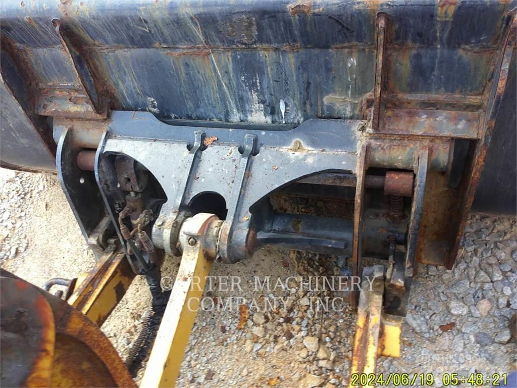 CAT 906M Iekrāvēji uz riteņiem