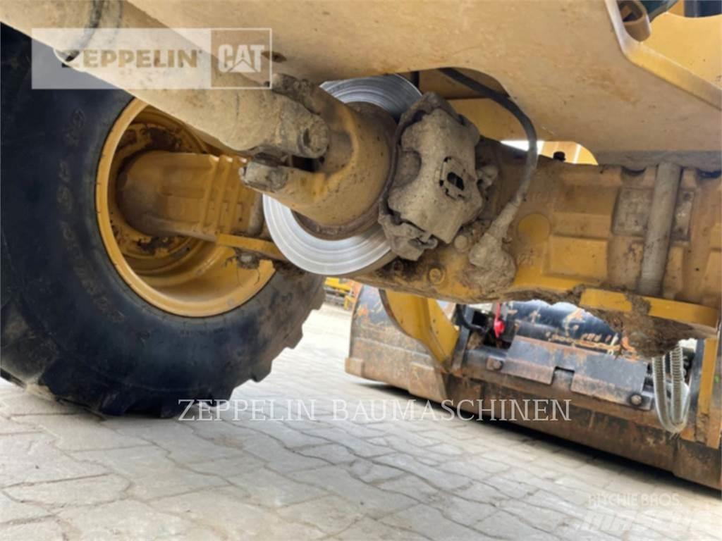 CAT 906M Iekrāvēji uz riteņiem