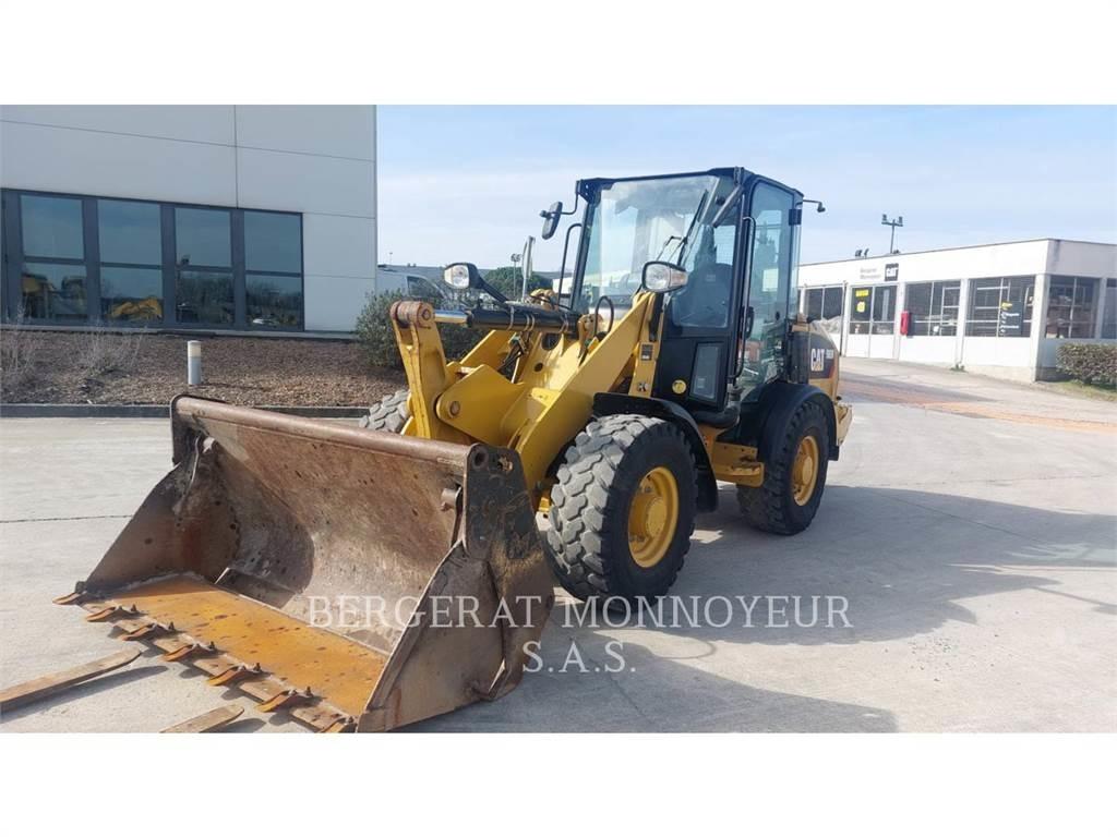 CAT 906M Iekrāvēji uz riteņiem