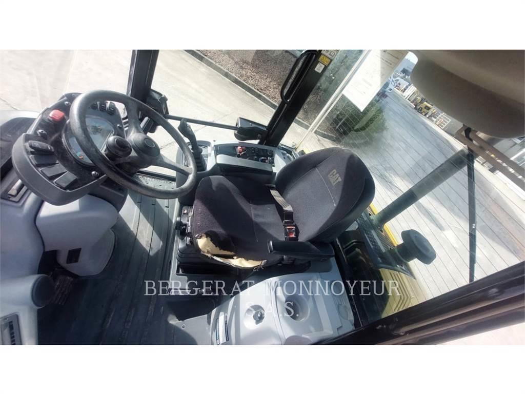 CAT 906M Iekrāvēji uz riteņiem