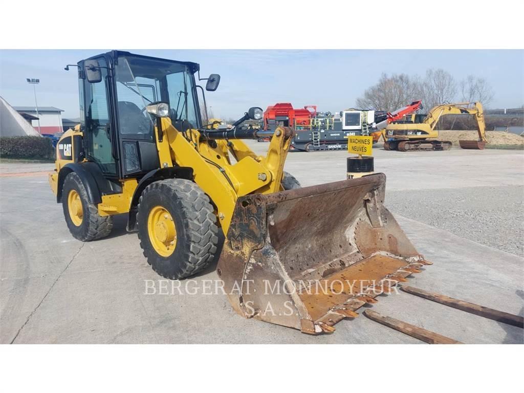 CAT 906M Iekrāvēji uz riteņiem