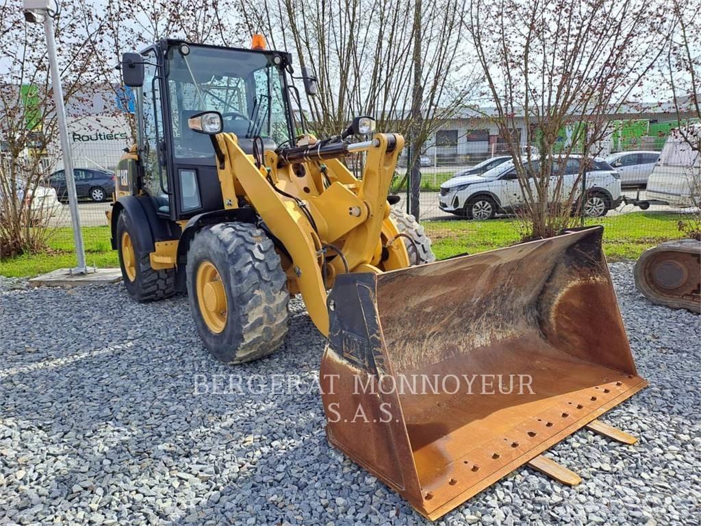 CAT 906M Iekrāvēji uz riteņiem