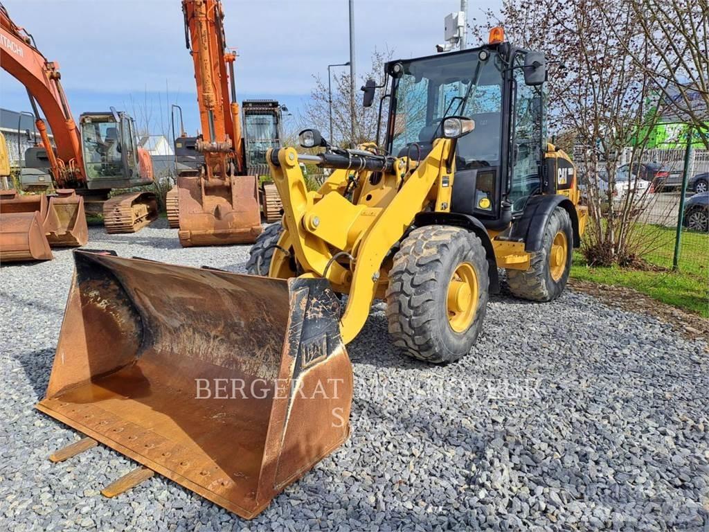 CAT 906M Iekrāvēji uz riteņiem