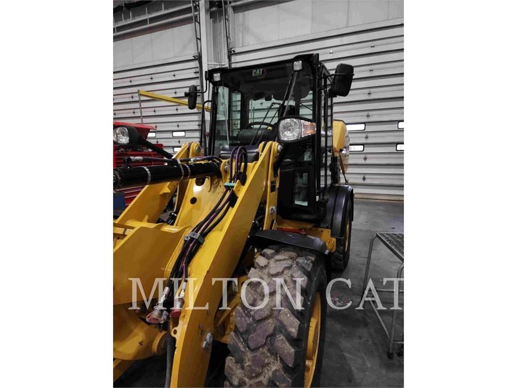 CAT 906M Iekrāvēji uz riteņiem
