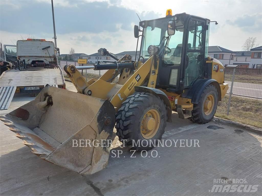 CAT 906M Iekrāvēji uz riteņiem