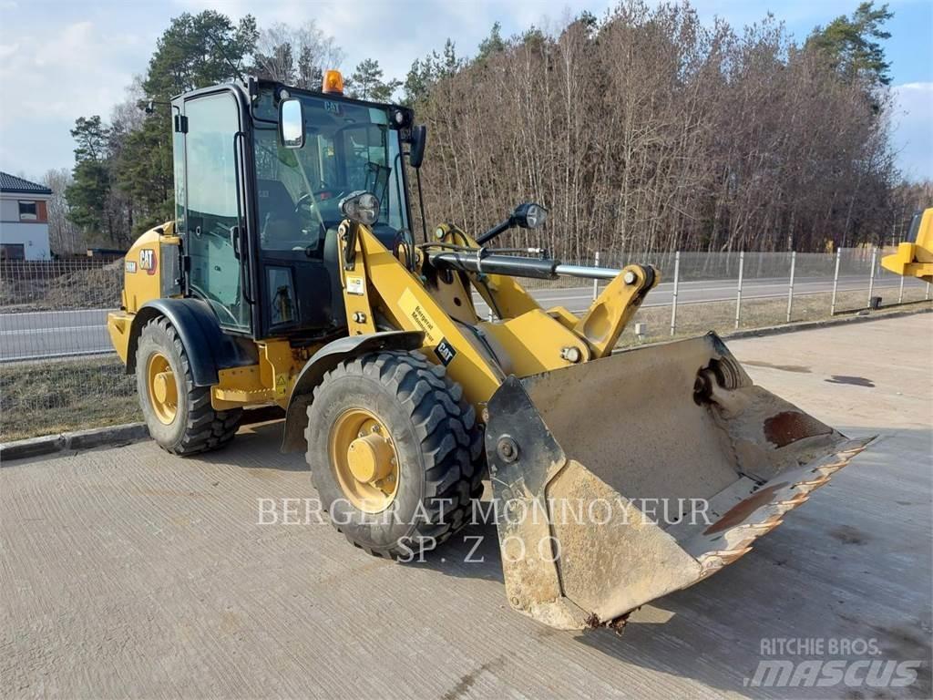 CAT 906M Iekrāvēji uz riteņiem