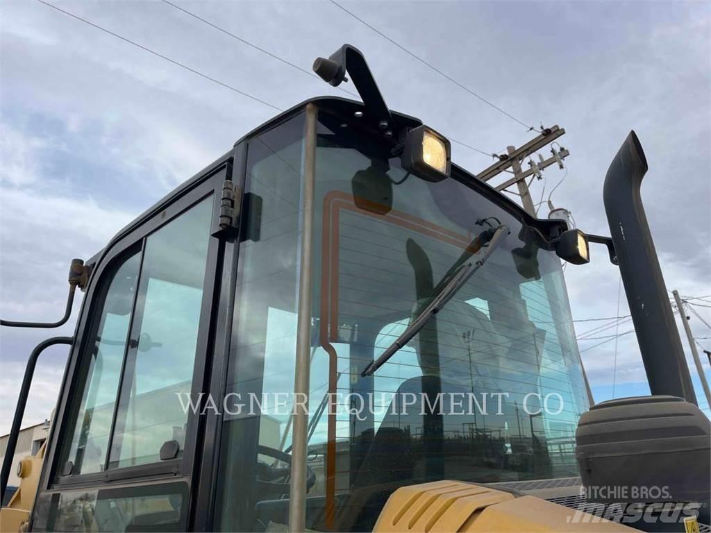 CAT 906M Iekrāvēji uz riteņiem