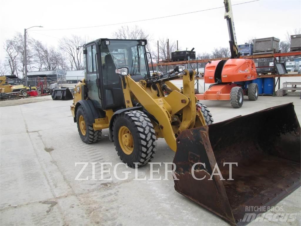 CAT 906M Iekrāvēji uz riteņiem