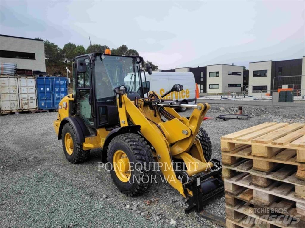 CAT 906M Iekrāvēji uz riteņiem