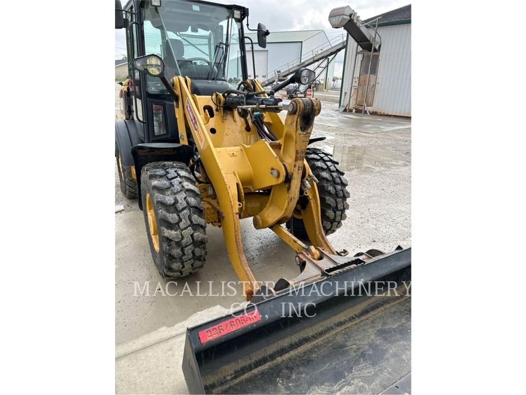 CAT 906M Iekrāvēji uz riteņiem