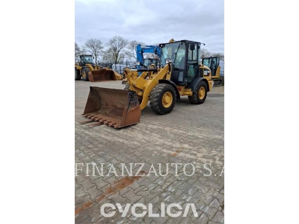CAT 906M Iekrāvēji uz riteņiem